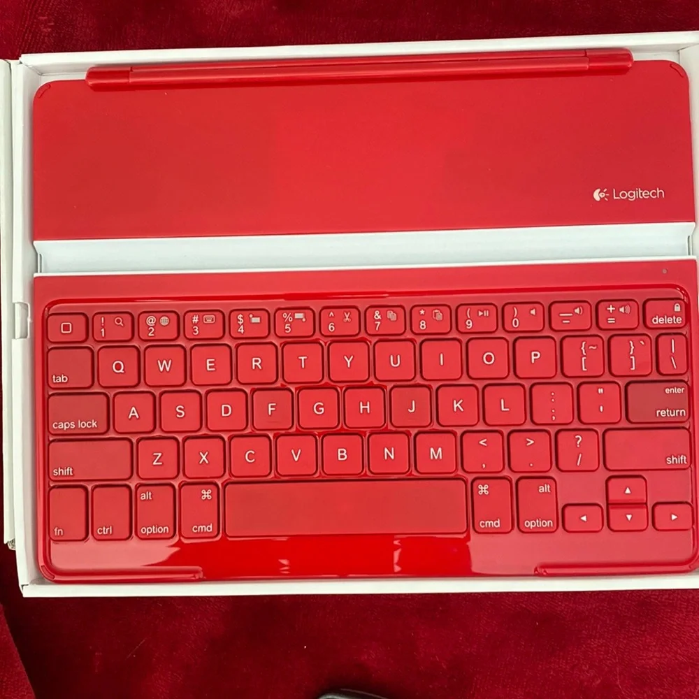 BNWOB this Bluetooth Keyboard by Logitech is in1/2 its box. Missing charger